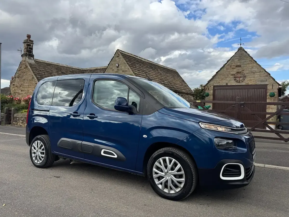 Used Citroën Berlingo Feel 101 HP (74 kW) 2019 Blue MPV