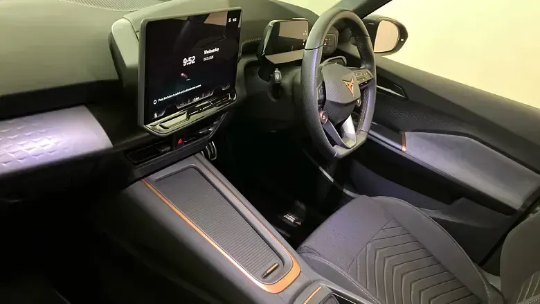 Begagnad Cupra Born e-Boost 169 kW (231 HK) 2025 Grå Halvkombi