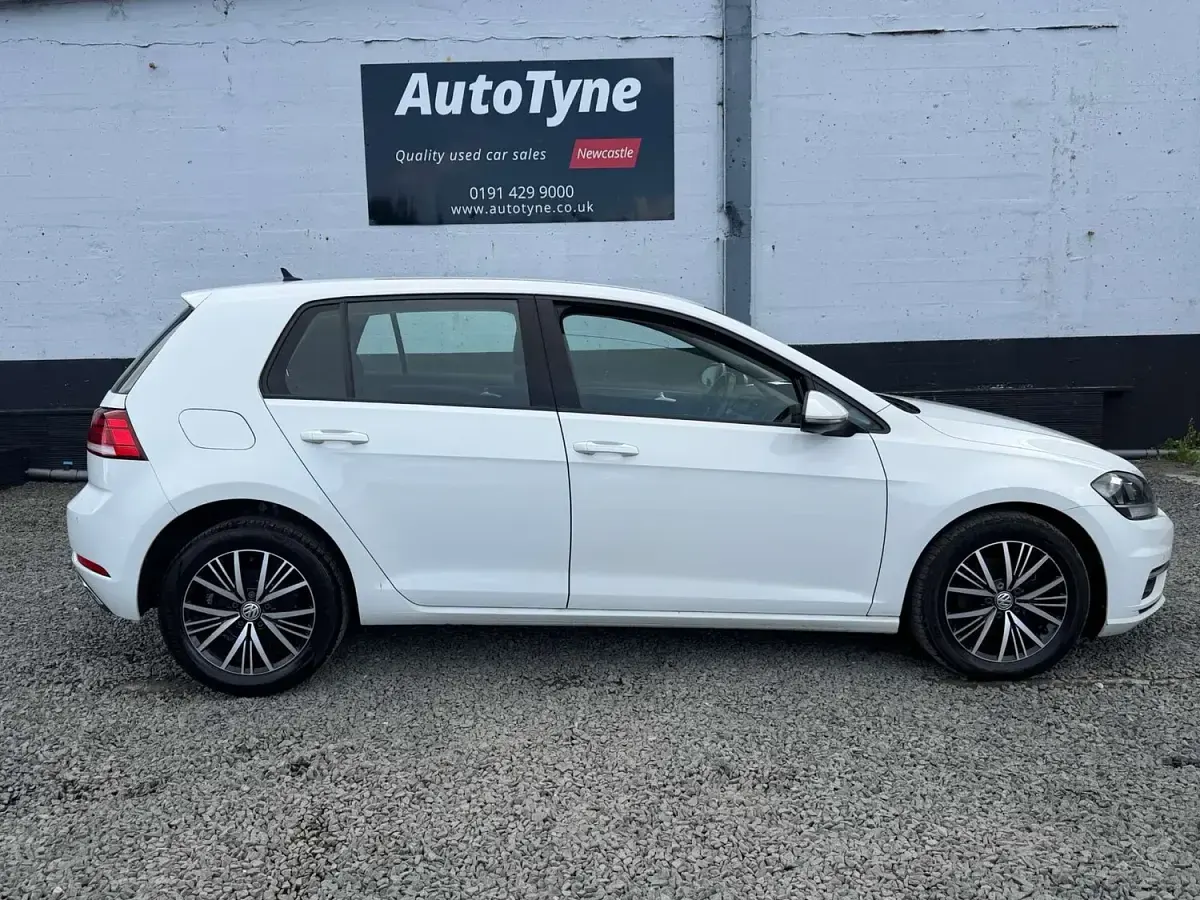 Used VW Golf VII SE 125 HP (91 kW) 2018 White Hatchback