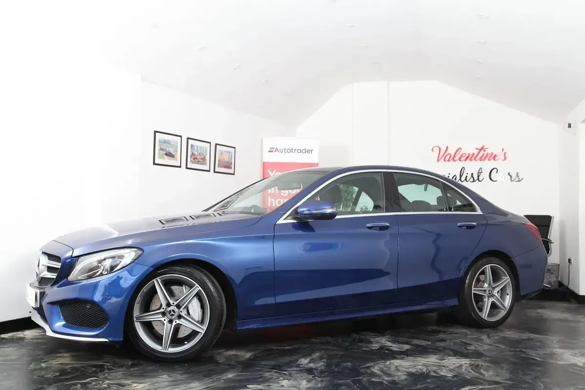 Usado Mercedes C250 AMG Line Premium Plus 2018 Azul Sedan