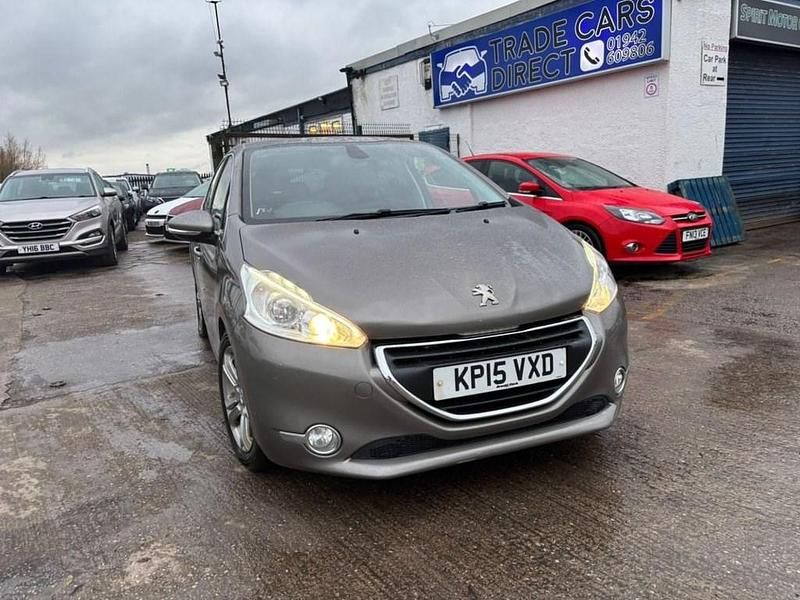 Used Peugeot 208 Allure 92 HP (67 kW) 2015 Grey Hatchback