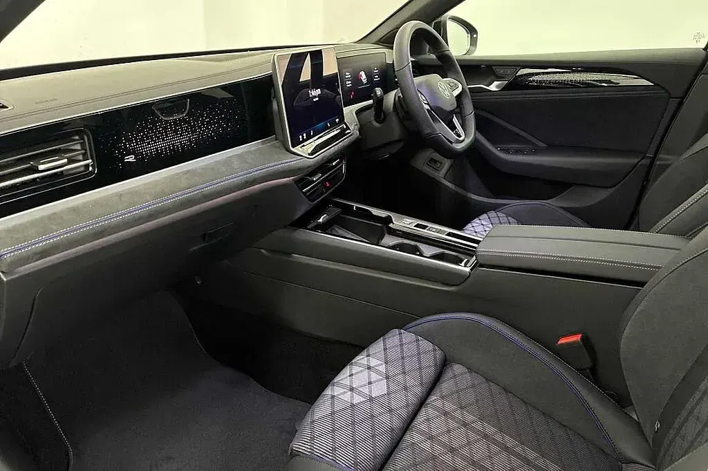 New VW Passat R-line 204 HP (150 kW) 2026 Silver Estate