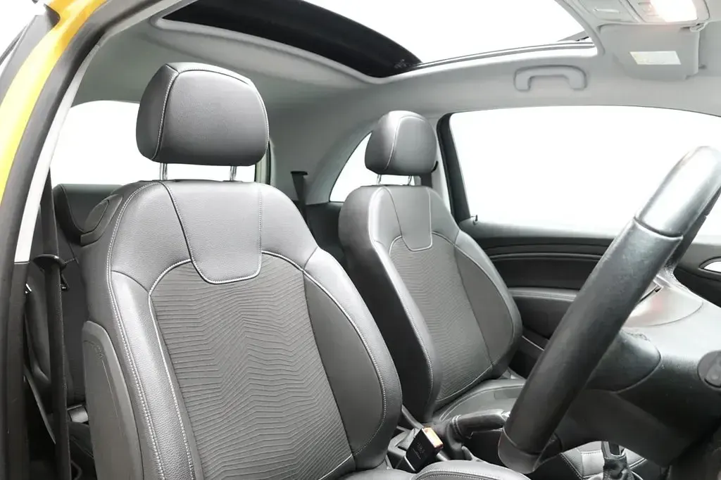 Second-hand Vauxhall Adam Rocks 70 CP (51 kW) 2018 Portocaliu Hatchback