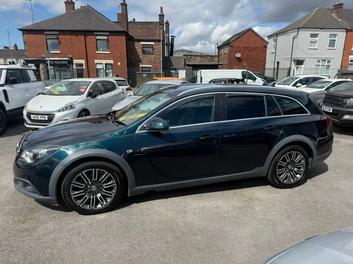 Used Vauxhall Insignia 163 HP (119 kW) 2014 Green Estate