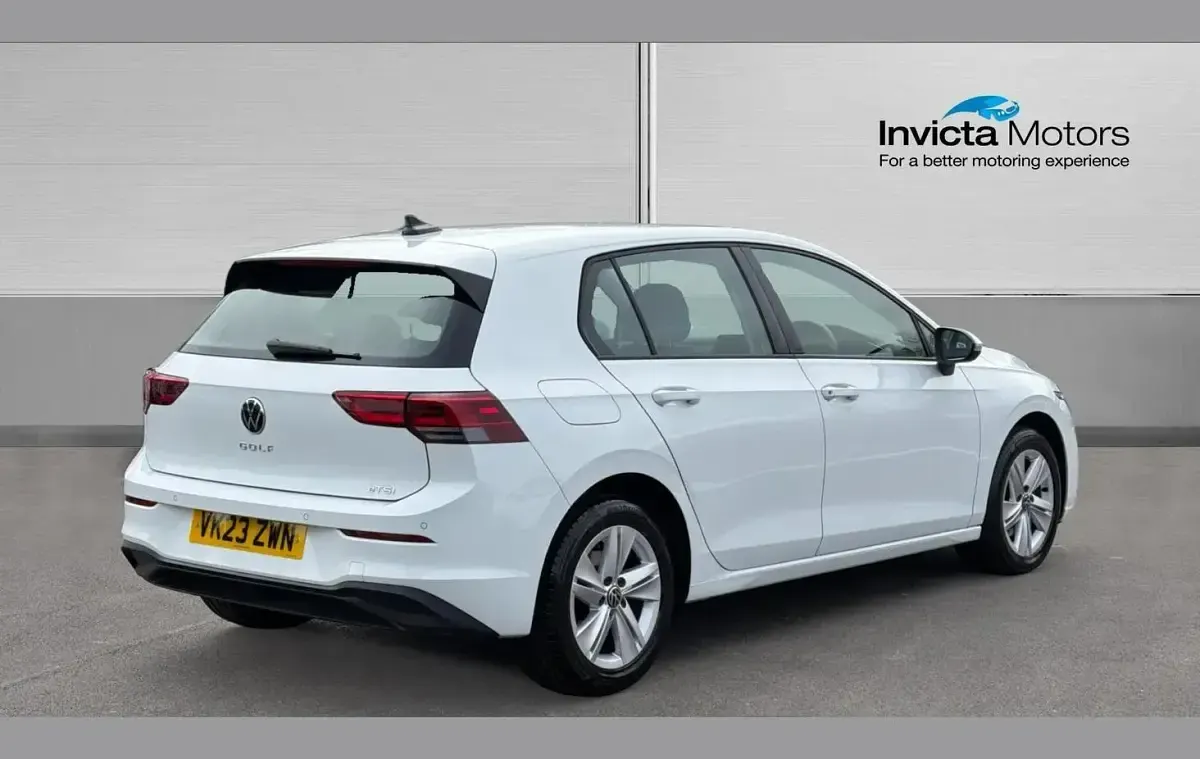 Begagnad VW Golf VIII Life 150 HK (110 kW) 2023 Vit Halvkombi