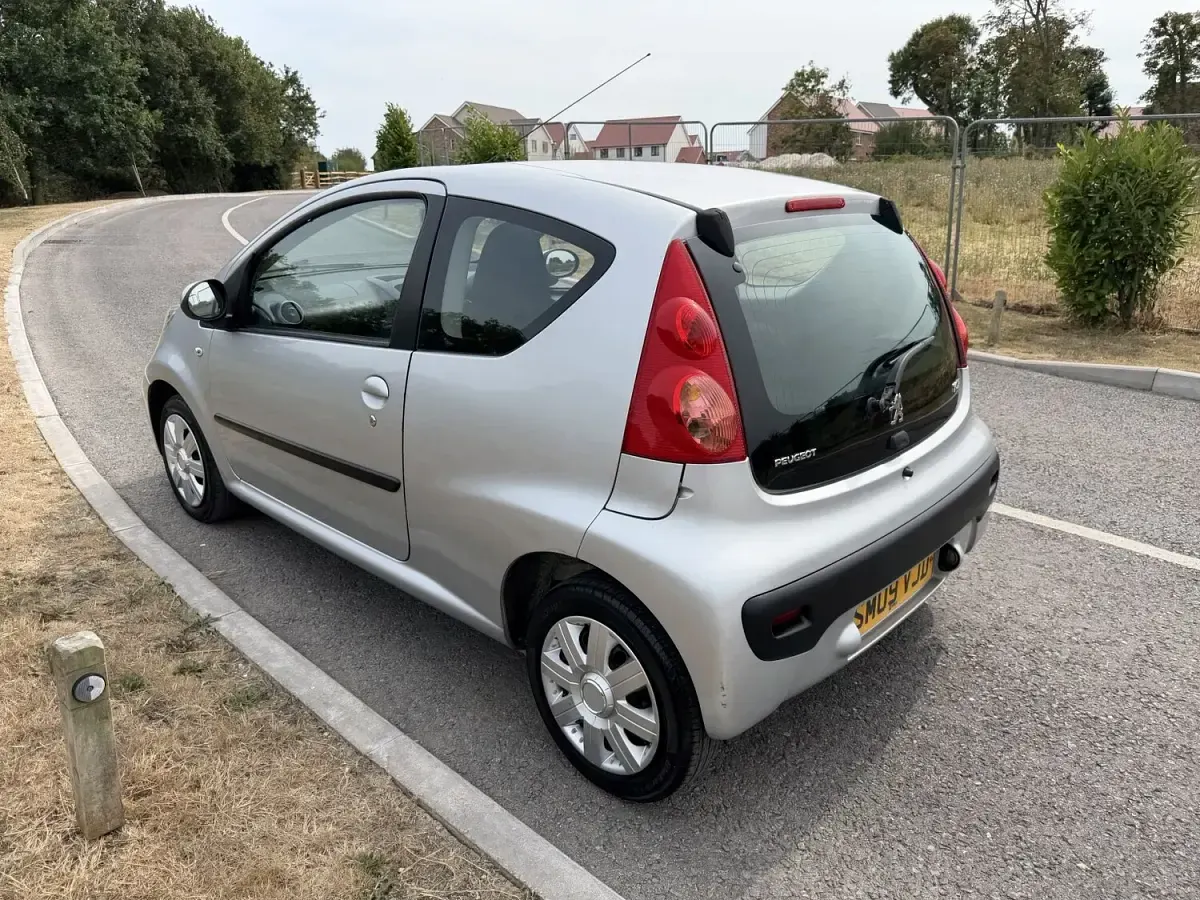 Used Peugeot 107 68 HP (50 kW) 2009 Silver Hatchback