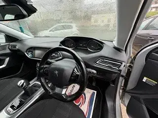 Usado Peugeot 308 Allure 120 CV (88 kW) 2016 Plateado Utilitario
