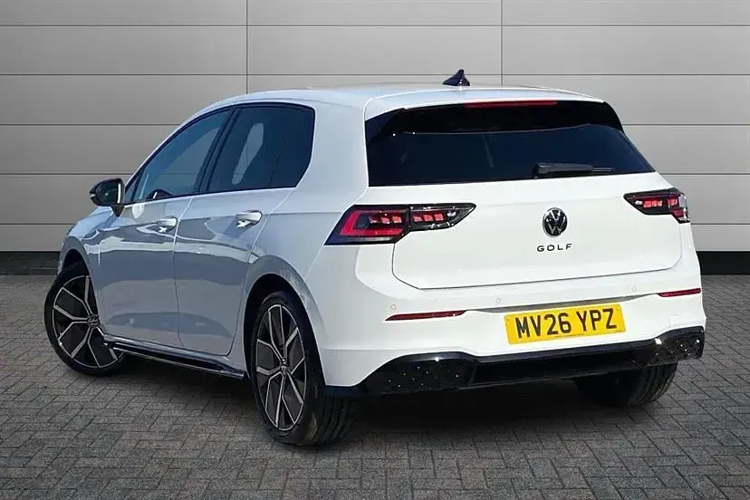 Ny VW Golf VIII Black Edition 150 HK (110 kW) 2026 Vit Halvkombi