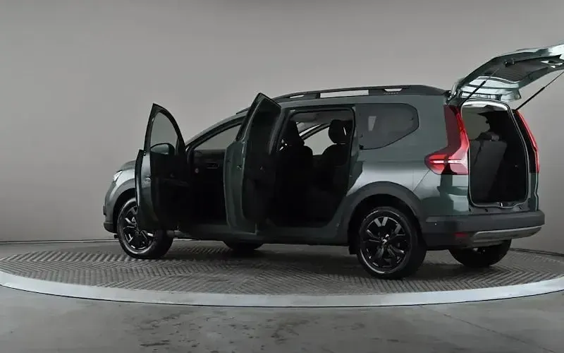 Used Dacia Jogger Extreme 141 HP (103 kW) 2024 Green MPV