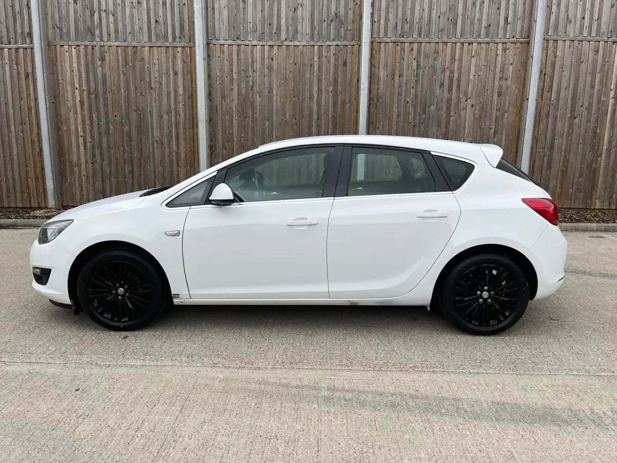 Usado Vauxhall Astra Excite 2016 Blanco Utilitario