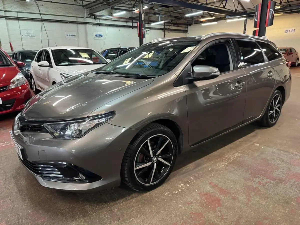 Used Toyota Auris Design 116 HP (85 kW) 2018 Bronze Estate