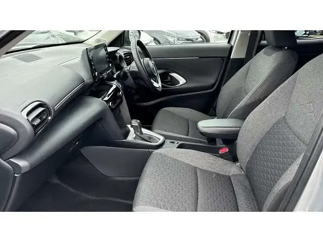 Used Toyota Yaris Cross 113 HP (83 kW) 2024 Silver SUV