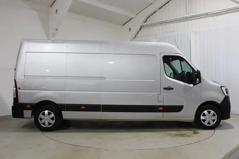 Used Renault Master 135 HP (99 kW) 2023 Grey MPV
