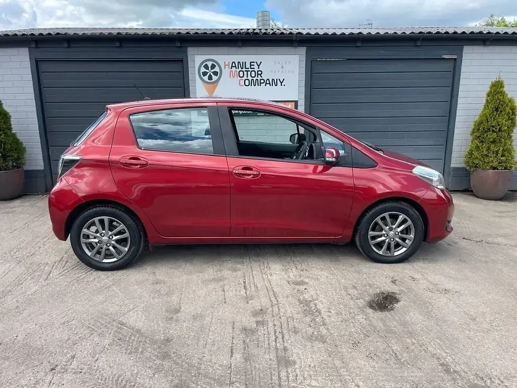 Usado Toyota Yaris Plus 99 HP (72 kW) 2014 Vermelho Citadino