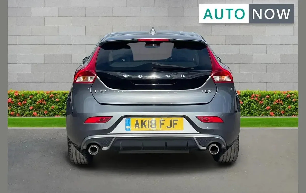 Used Volvo V40 R-Design 120 HP (88 kW) 2018 Grey Hatchback