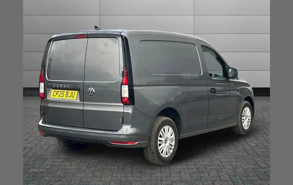 Usado VW Caddy 101 HP (74 kW) 2025 Cinzento Monovolume