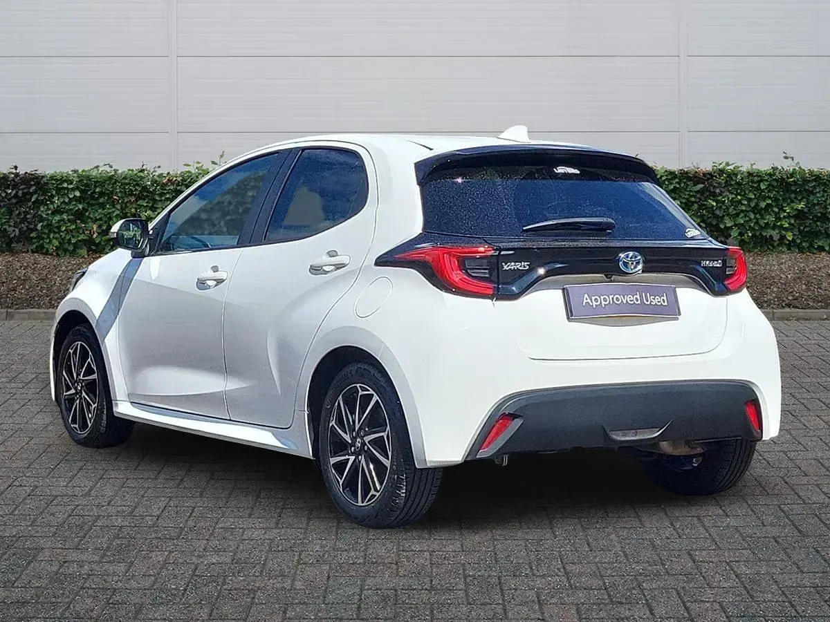 Used Toyota Yaris Design 116 HP (85 kW) 2022 White Hatchback