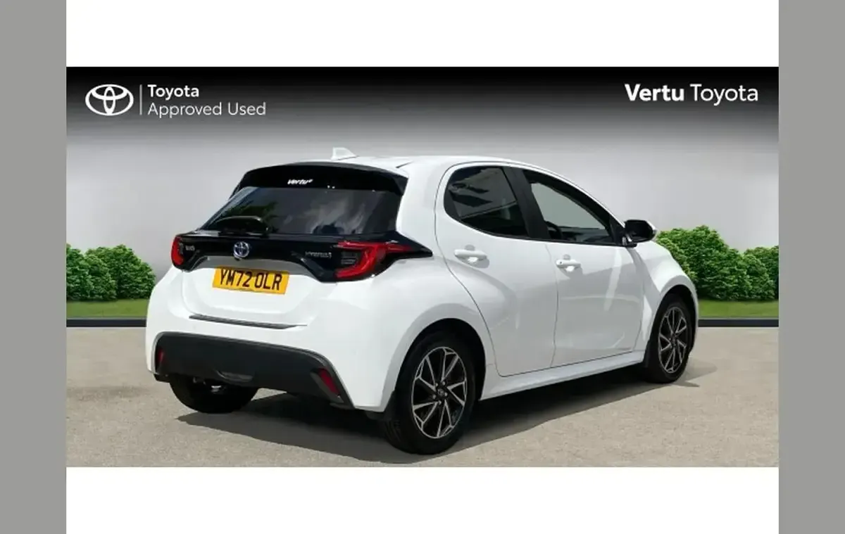 Used Toyota Yaris Design 113 HP (83 kW) 2023 White Hatchback