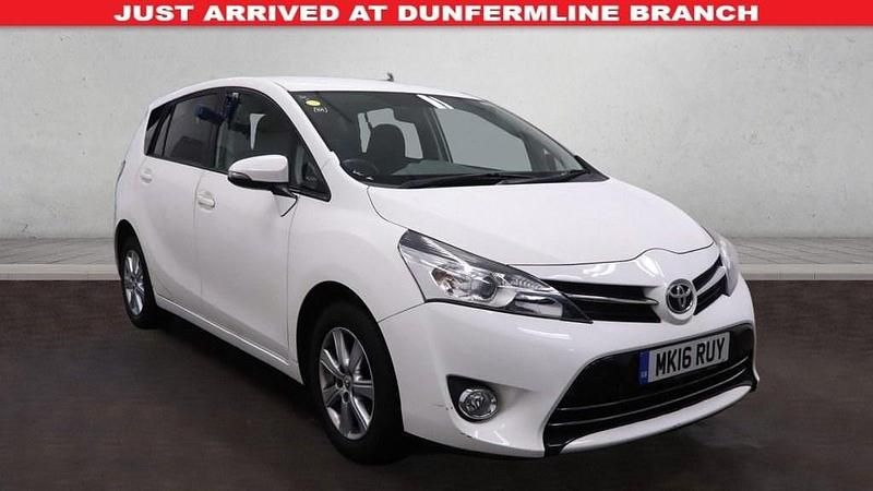 Usado Toyota Verso 132 HP (97 kW) 2016 Branco Monovolume