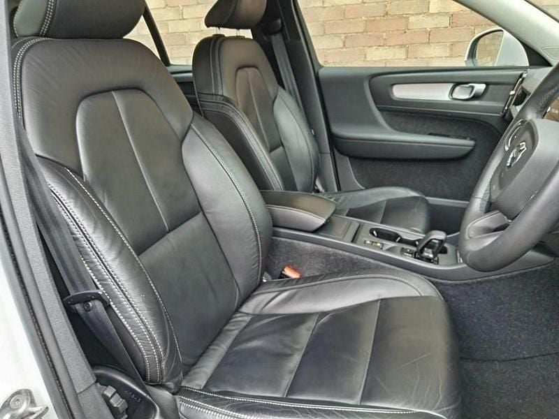 Used Volvo XC40 Momentum 163 HP (119 kW) 2022 White SUV