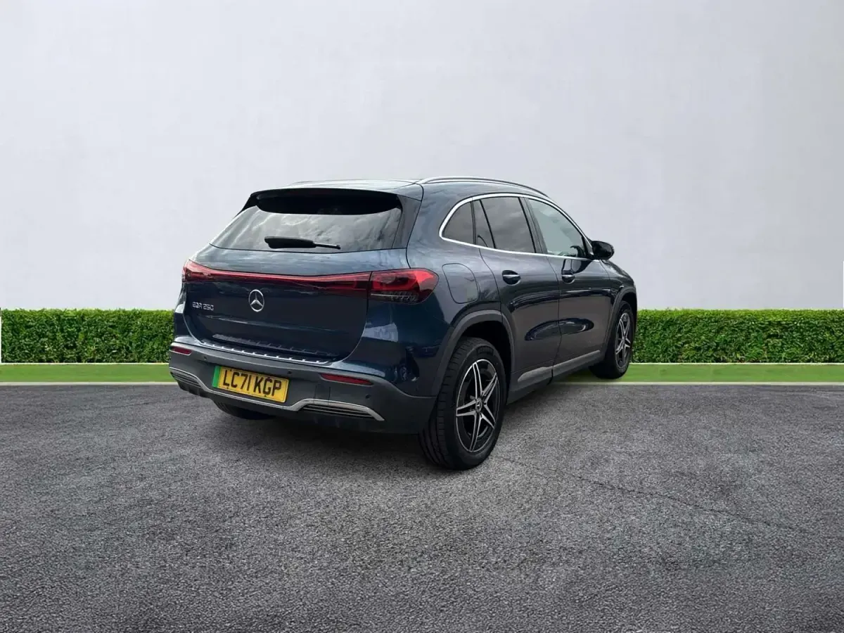 Begagnad Mercedes EQA250 AMG line 139 kW (190 HK) 2021 Blå SUV