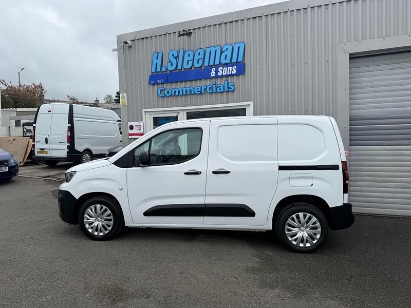 Used Peugeot Partner 100 HP (73 kW) 2020 White MPV