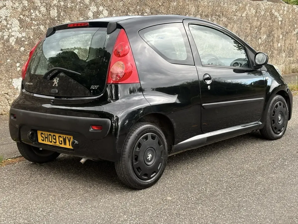 Used Peugeot 107 68 HP (50 kW) 2009 Black Hatchback