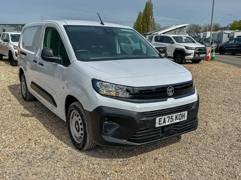 Second-hand Vauxhall Combo 102 CP (75 kW) 2025 Alb Monovolum