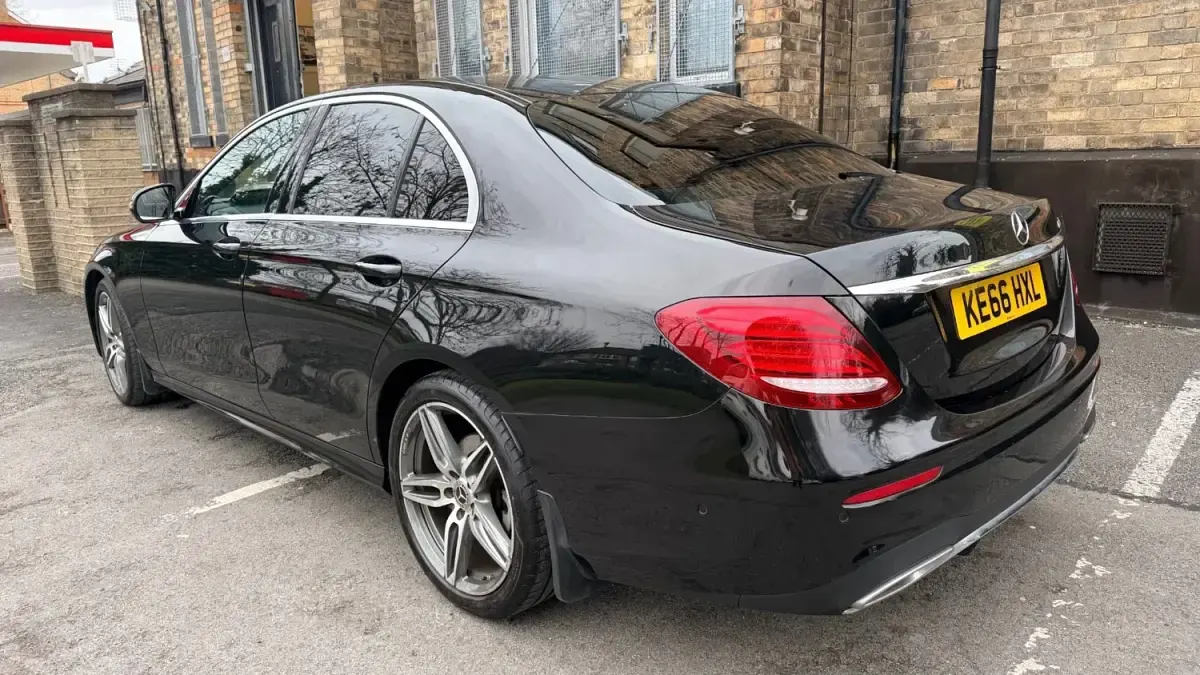 Begagnad Mercedes E220 AMG line 194 HK (142 kW) 2017 Svart Sedan
