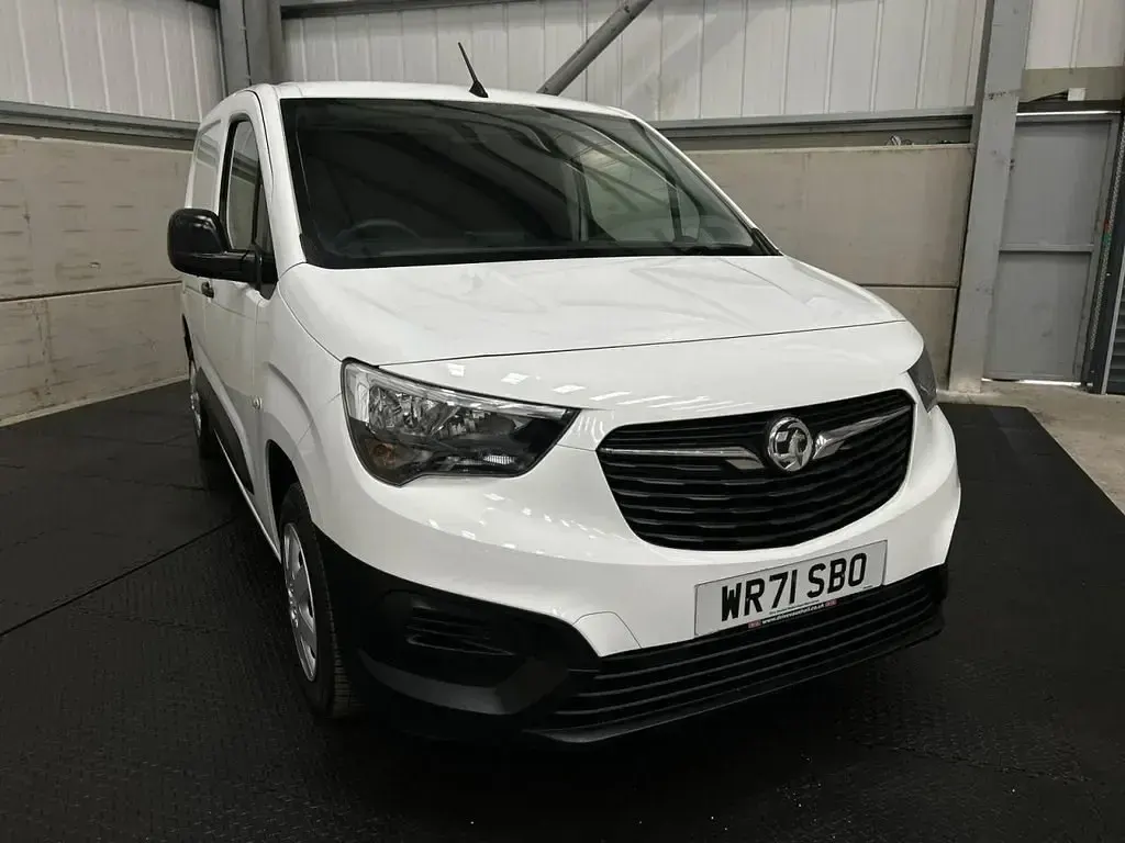 Używany Vauxhall Combo 100 KM (73 kW) 2022 Biały Minivan