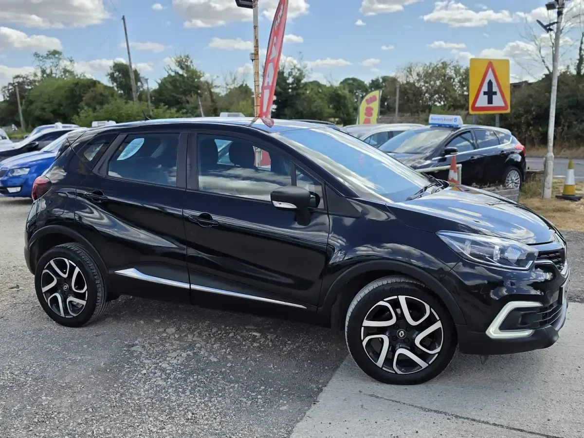 Used Renault Captur Dynamique 88 HP (64 kW) 2018 Black SUV