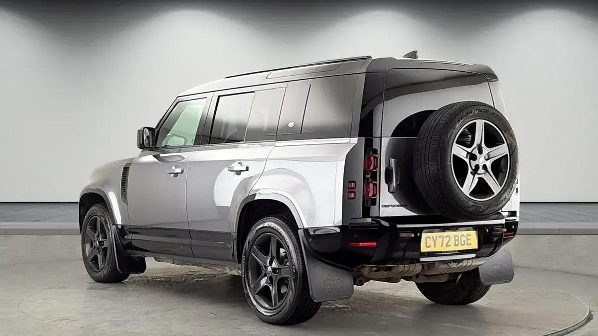 Used Land Rover Defender SE Dynamic 250 HP (183 kW) 2022 Eiger grey SUV