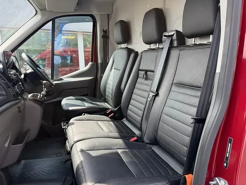 Begagnad Ford Transit 170 HK (125 kW) 2021 Röd Van