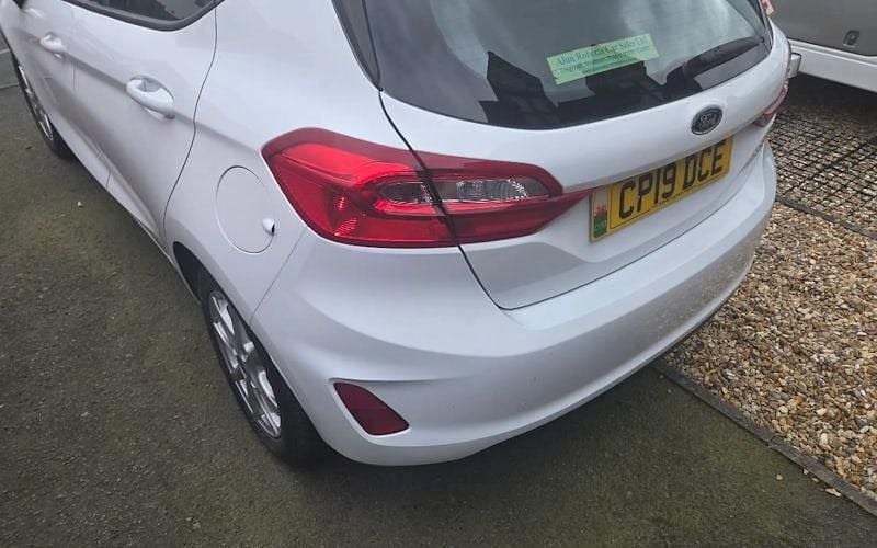Used Ford Fiesta Zetec 101 HP (74 kW) 2019 White Hatchback