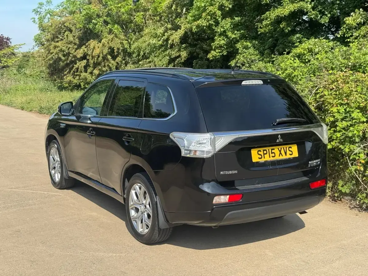Używany Mitsubishi Outlander P-HEV 2015 Czarny Kombi