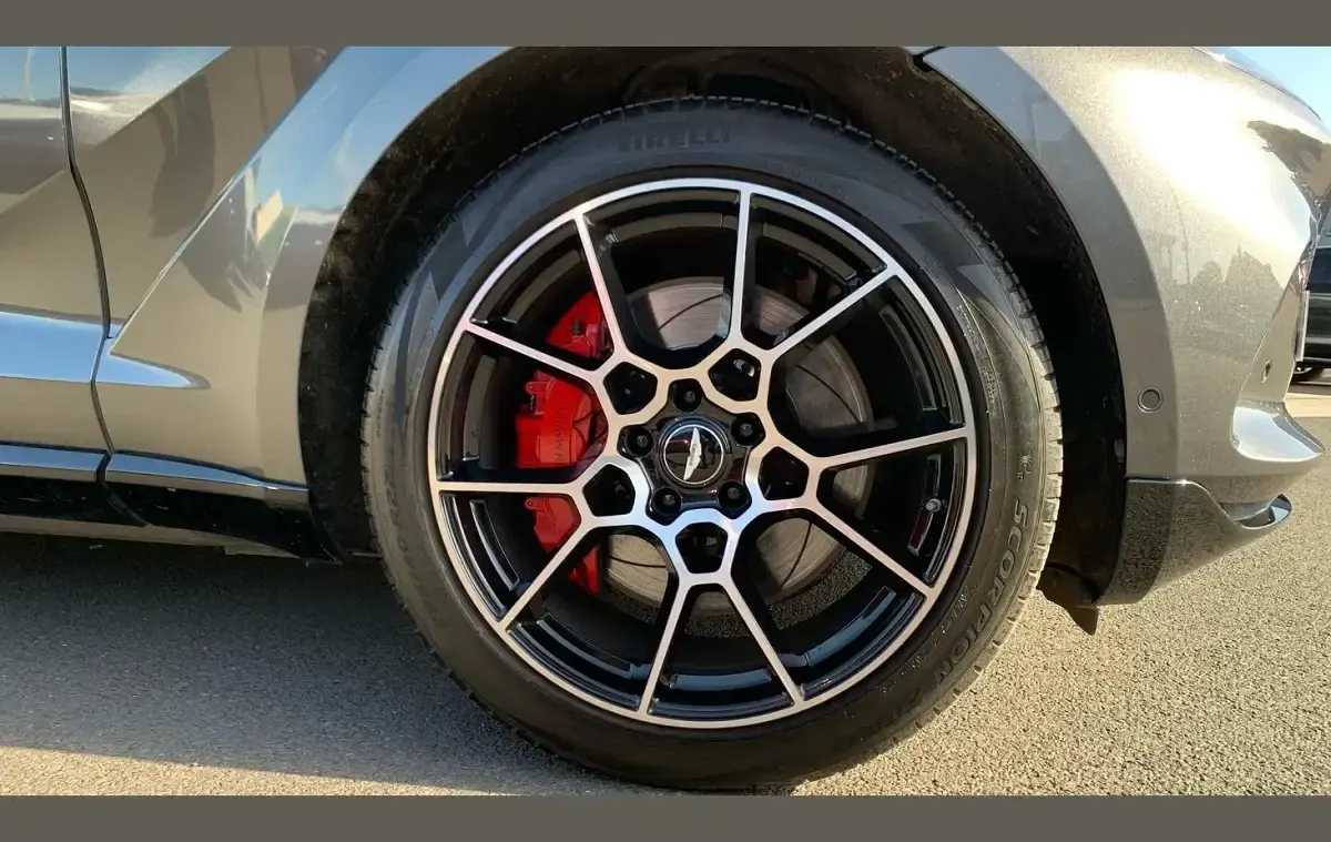 Used Aston Martin DBX 550 HP (404 kW) 2021 Silver SUV