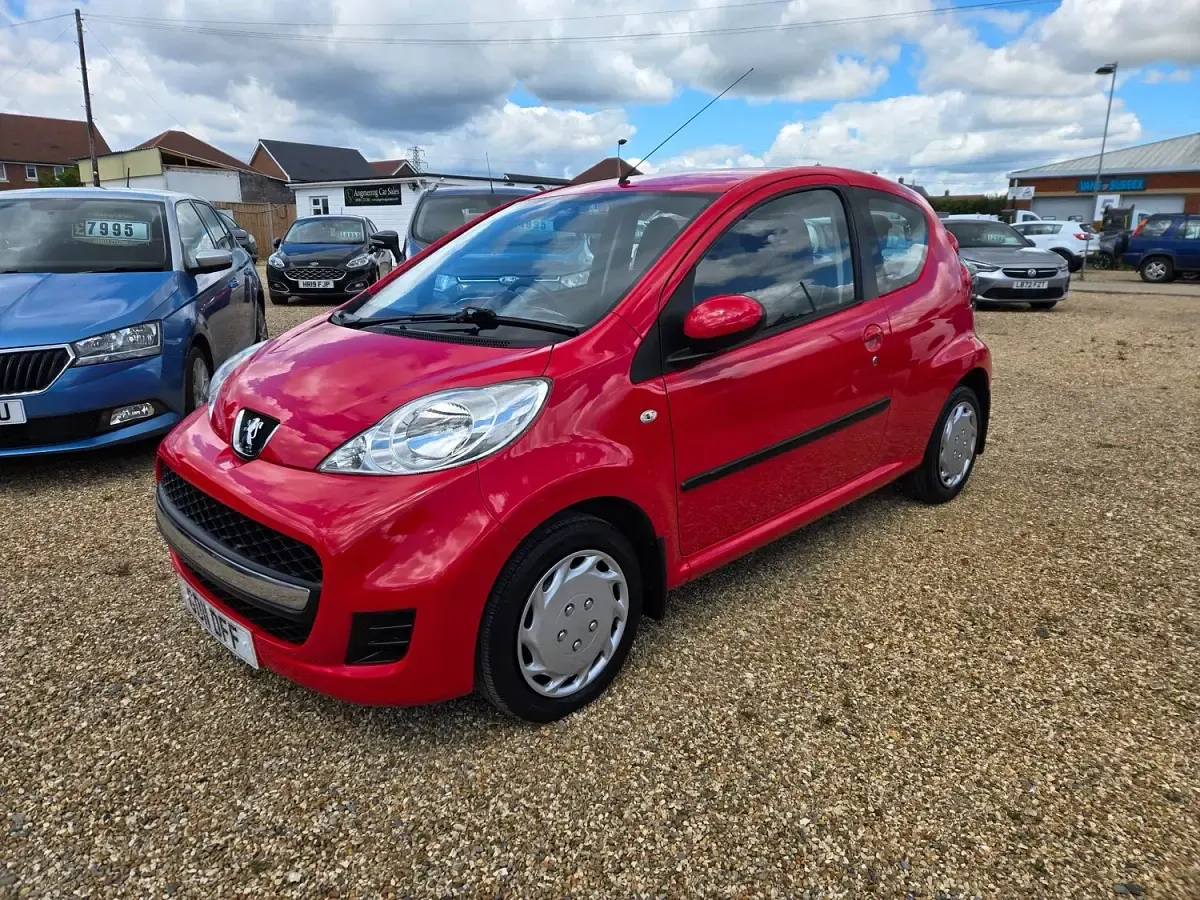 Used Peugeot 107 68 HP (50 kW) 2011 Red Hatchback