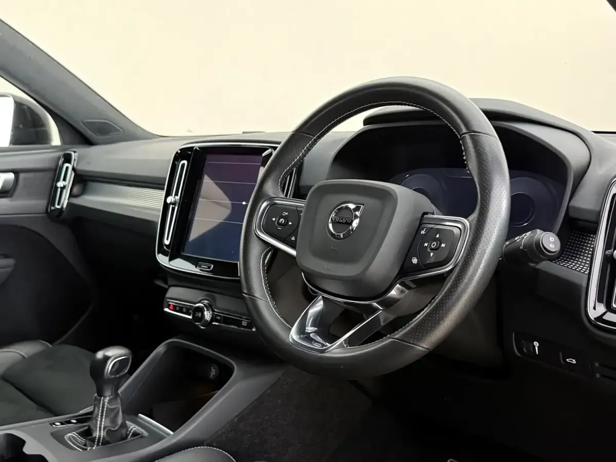 Used Volvo XC40 R-Design 163 HP (119 kW) 2021 Black SUV