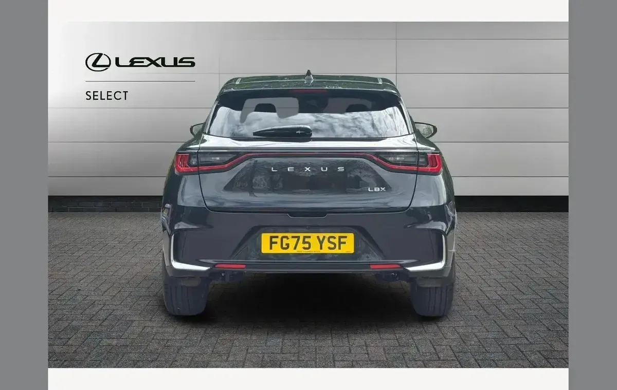 Używany Lexus LBX 136 KM (100 kW) 2025 Czerwony SUV
