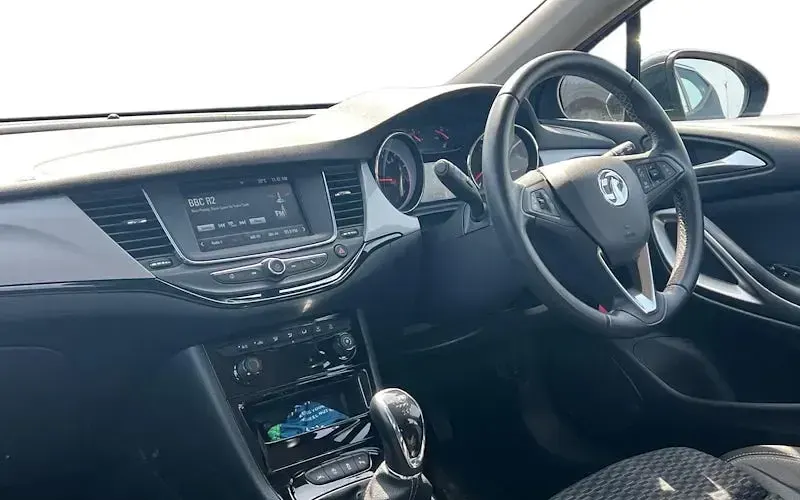 Begagnad Vauxhall Astra SRi 110 HK (80 kW) 2020 Svart Halvkombi