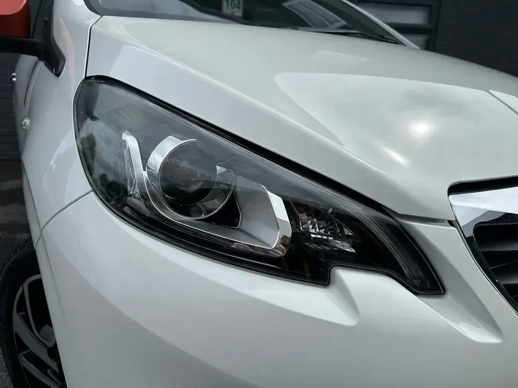 Used Peugeot 108 Roland Garros 82 HP (60 kW) 2016 White Hatchback