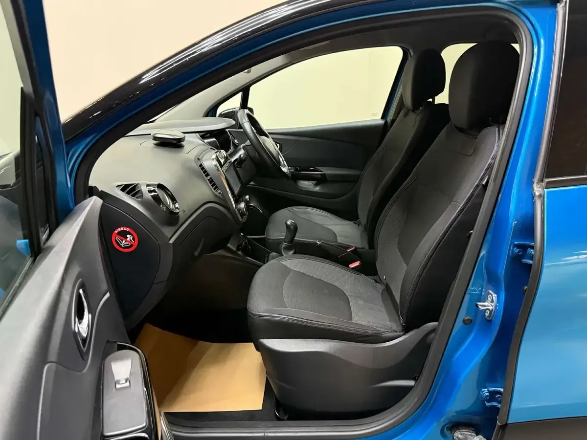 Used Renault Captur Dynamique 90 HP (66 kW) 2017 Blue/black SUV