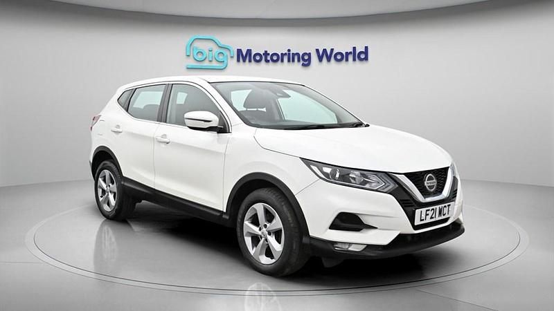 Used Nissan Qashqai Acenta Premium 160 HP (117 kW) 2021 White SUV