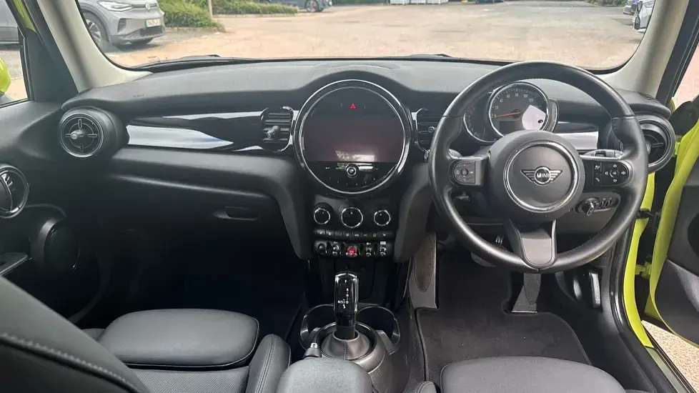 Used Mini Cooper Classic 136 HP (100 kW) 2022 Yellow Hatchback