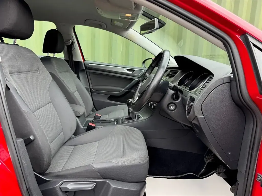 Used VW Golf VII SE 105 HP (77 kW) 2013 Red Hatchback