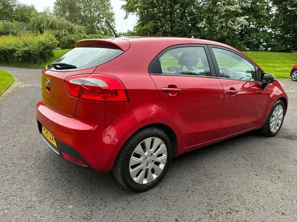 Used Kia Rio 84 HP (61 kW) 2015 Red Hatchback