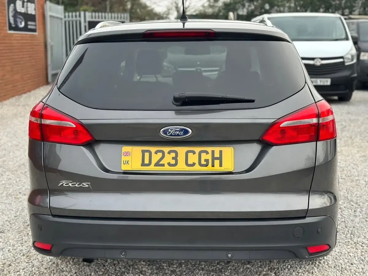 Usado Ford Focus Titanium 120 HP (88 kW) 2015 Cinzento Carrinha