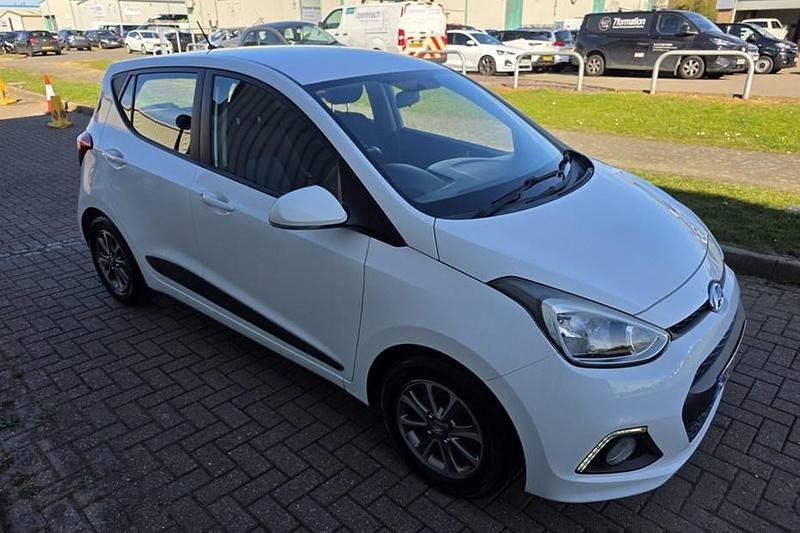 Used Hyundai i10 Premium 67 HP (49 kW) 2014 White Hatchback