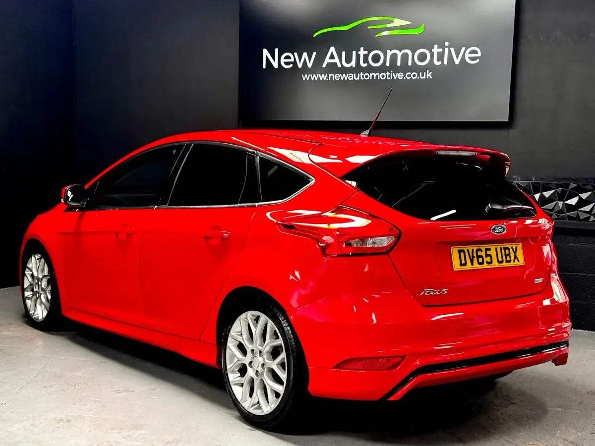 Used Ford Focus Zetec 125 HP (91 kW) 2015 Red Hatchback
