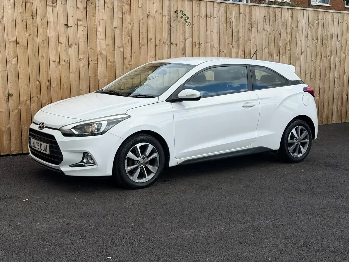 Used Hyundai i20 SE 84 HP (61 kW) 2015 White Coupe